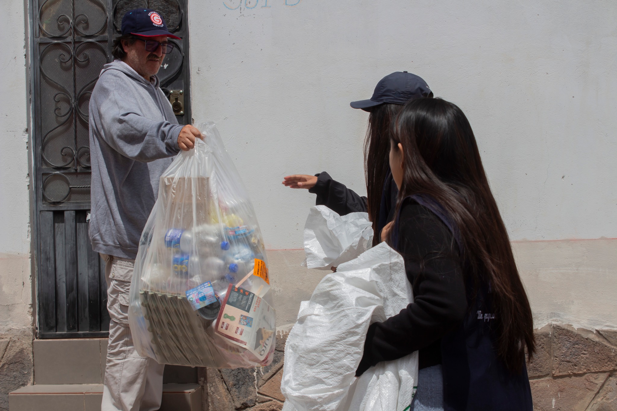 Logramos recolectar aproximadamente 200 kg. entre papeles, cartones y botellas de plástico.