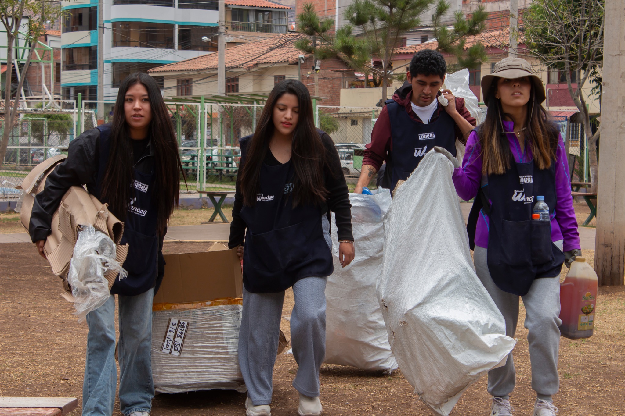 Logramos recolectar aproximadamente 200 kg. entre papeles, cartones y botellas de plástico.