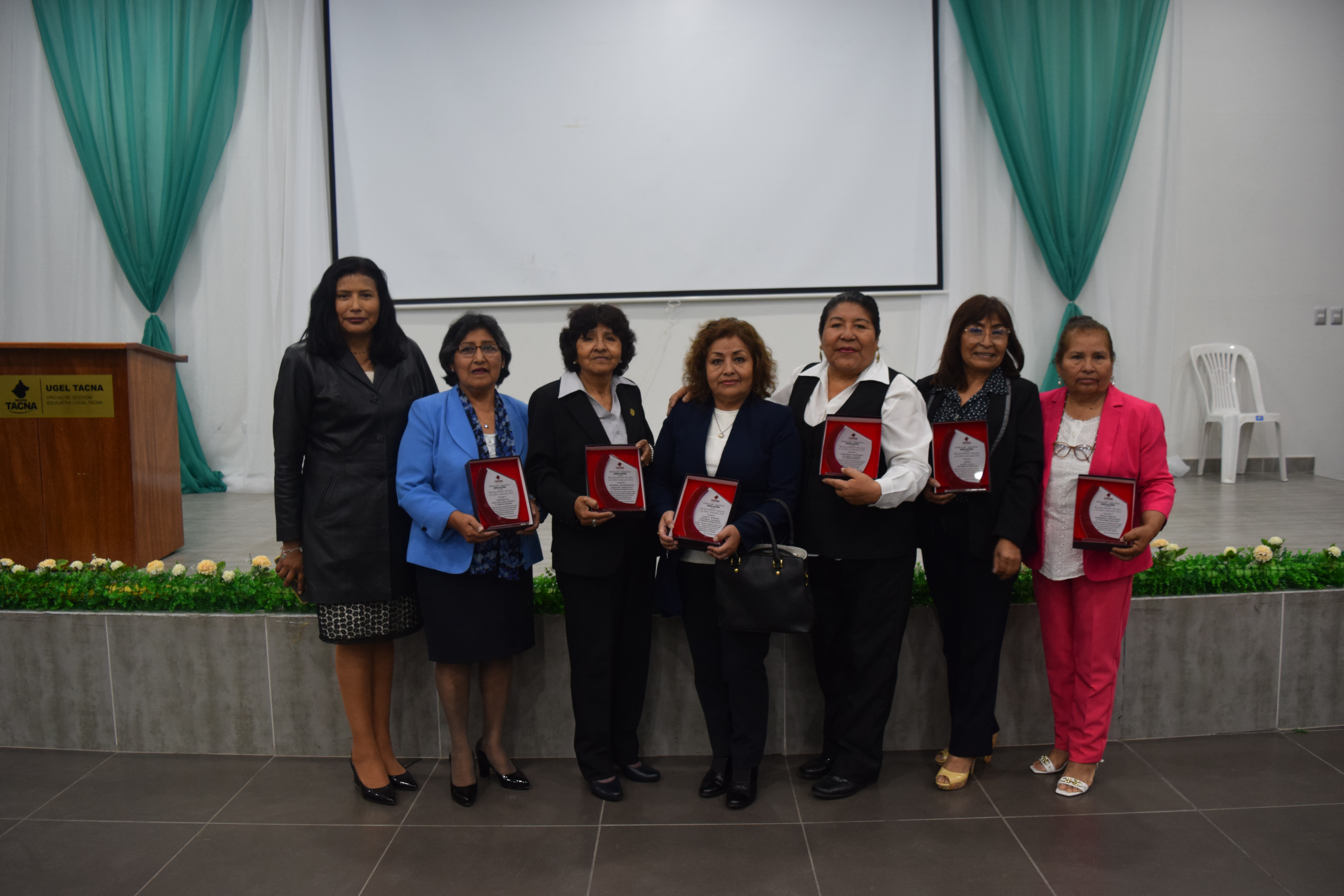 Maestros son reconocidos por sus años dedicados a la enseñanza