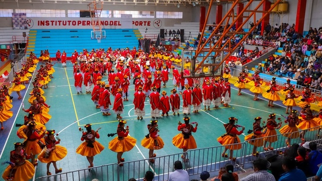 Alcalde de Puno Javier Ponce apoya el folklore con premios para ganadores del concurso regional de sikuris
