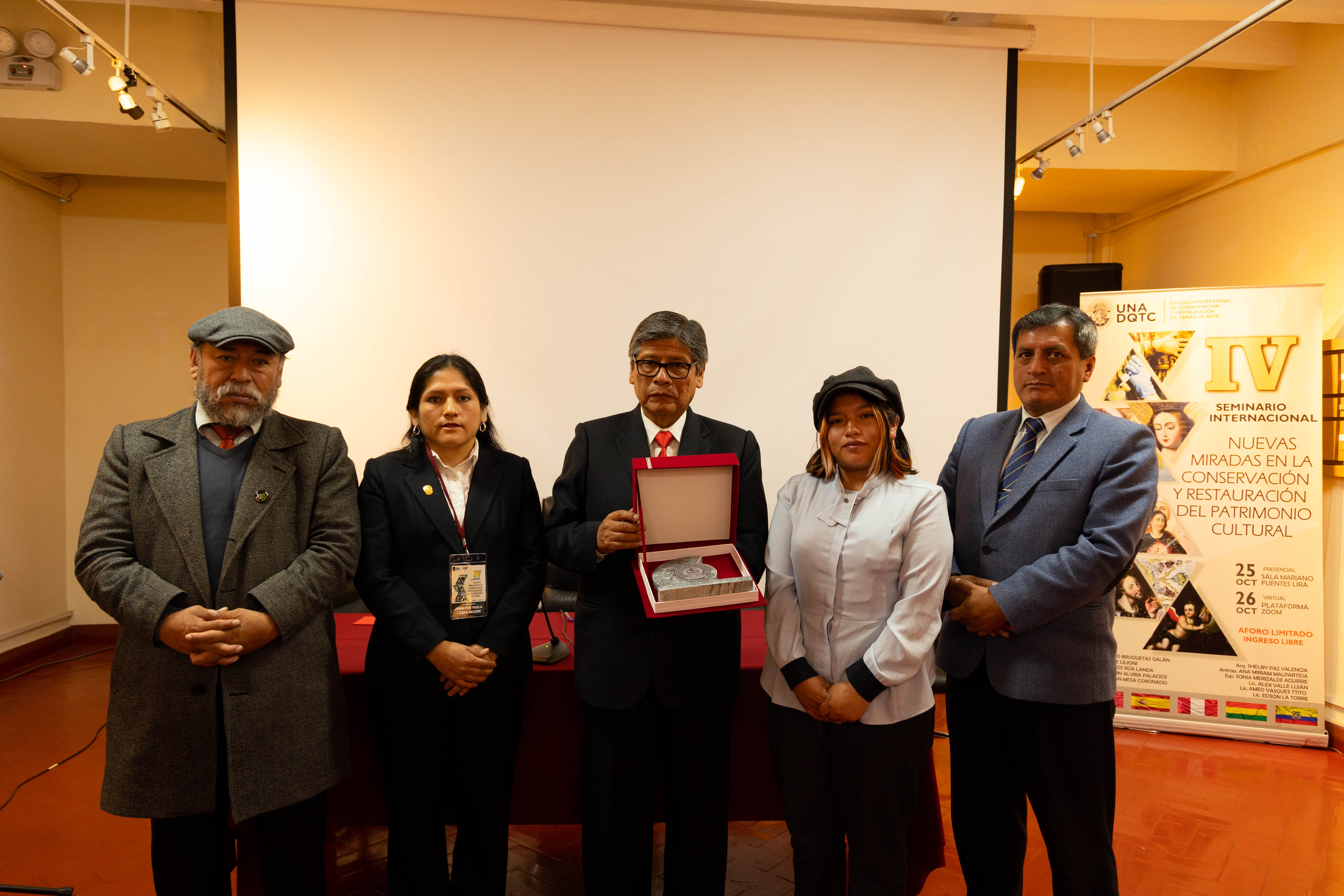 Mario Curasi, vicepresidente de investigación; Paola Ccopa, docente de la E. P. CROA; Víctor Ayma, presidente de la C.O.; Liliet Urpi, estudiante de CROA; Yohn Lasteros, vicepresidente académico.