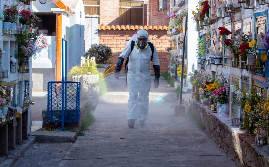 Municipalidad de Puno realiza fumigación preventiva en los cementerios de Laykakota y Yanamayo