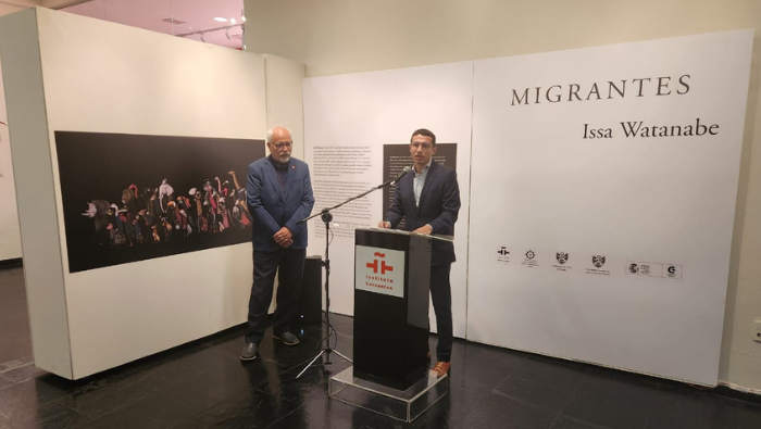 Embajada del Perú en Brasil presenta exposición “Migrantes” de artista peruana Issa Watanabe
