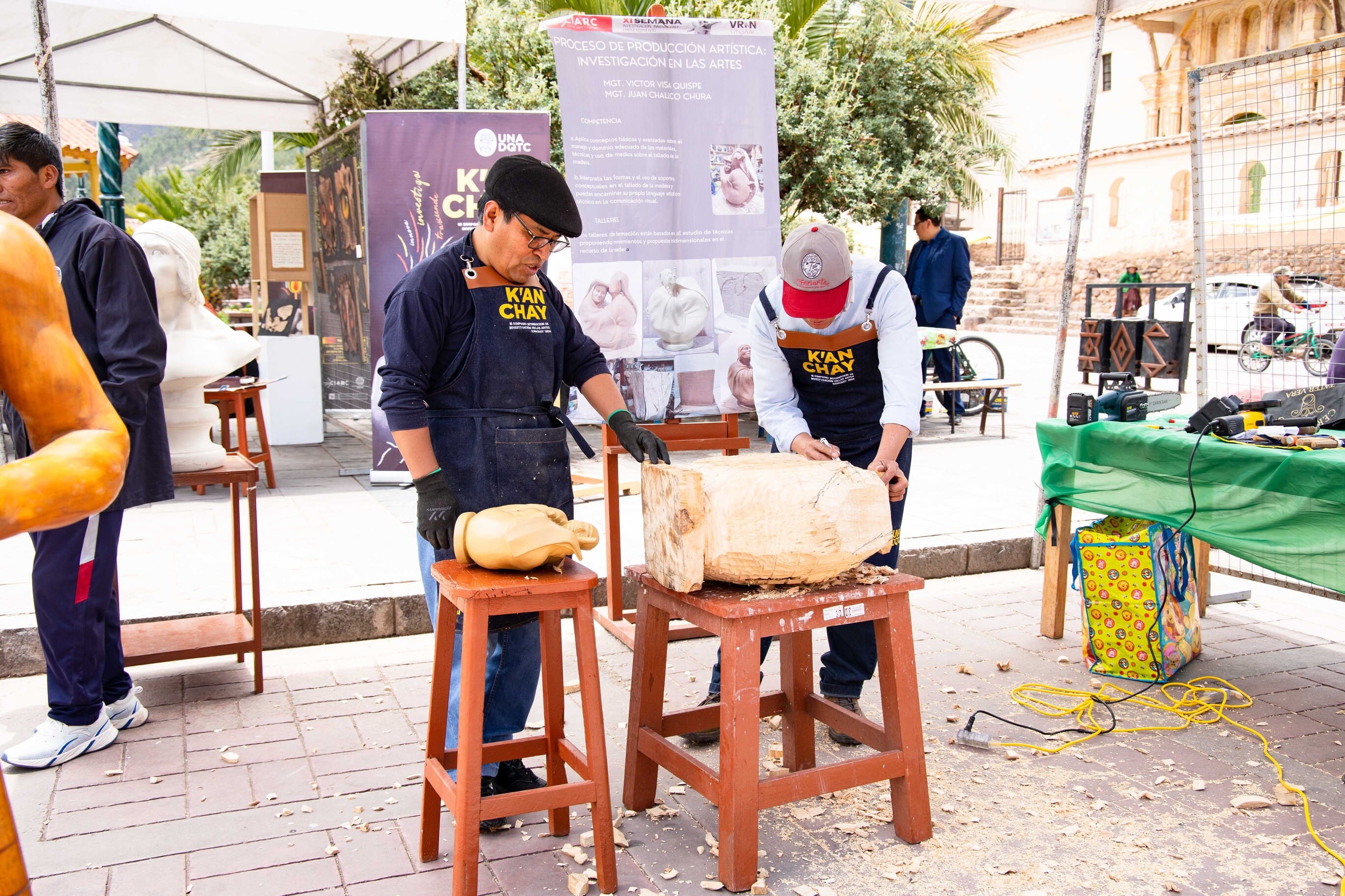 Docentes de la Especialidad de Escultura, realizando arte en vivo en la Plaza de Armas del distrito de Checacupe