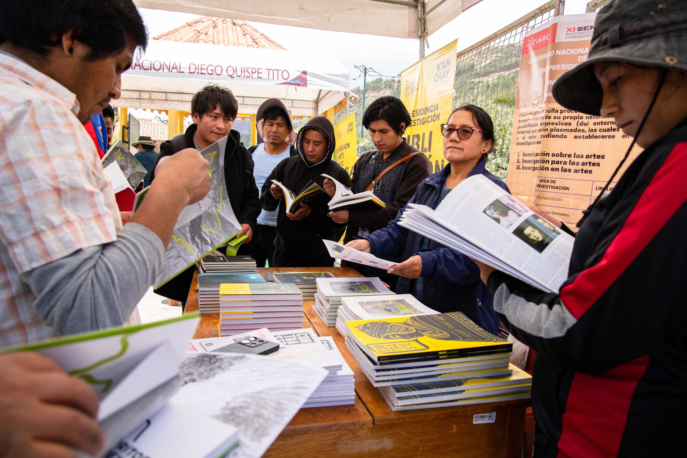 Entrega de las publicaciones de la UNADQTC a estudiantes y población de Checacupe. 