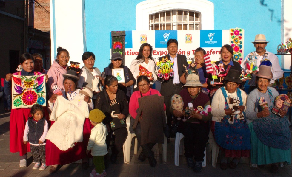Se desarrolló el Festival de artesanía puneña "Manos de oro" en el parque Manuel Pino