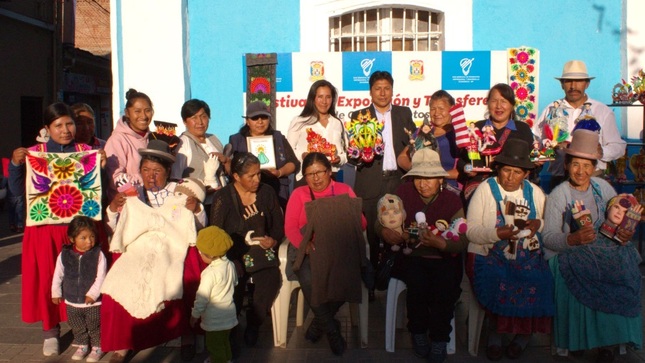 Se desarrolló el Festival de artesanía puneña "Manos de oro" en el parque Manuel Pino
