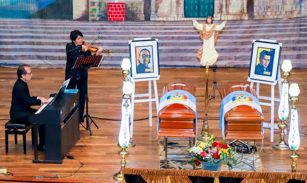 Homenaje póstumo a Theodoro Válcarcel Caballero y Edgar Válcarcel Arze en el teatro municipal de Puno