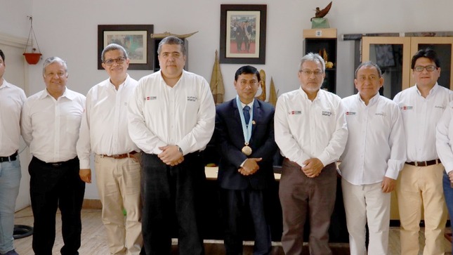 Foto de Autoridades de la Sunarp y de la Municipalidad de Huanchaco posando para la foto protocolar