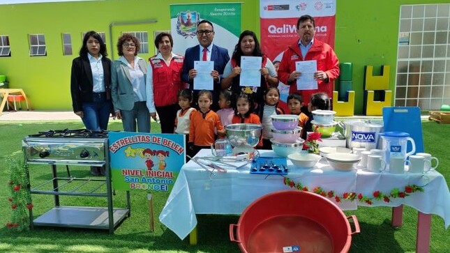 Municipalidad de Yarabamba entrega kit de cocina y menaje a colegio usuario de Qali Warma