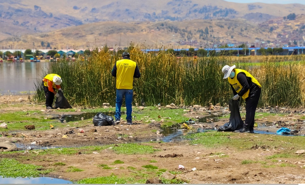 Jornada de limpieza y concientización ambiental en la bahía interior de Puno
