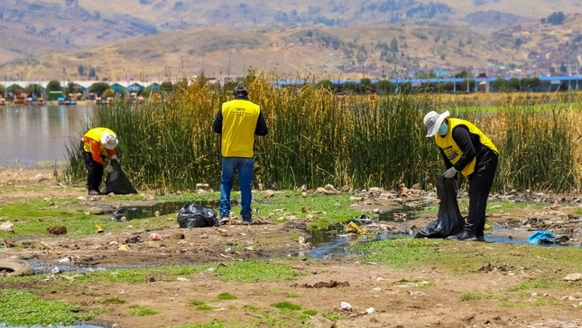 Jornada de limpieza y concientización ambiental en la bahía interior de Puno