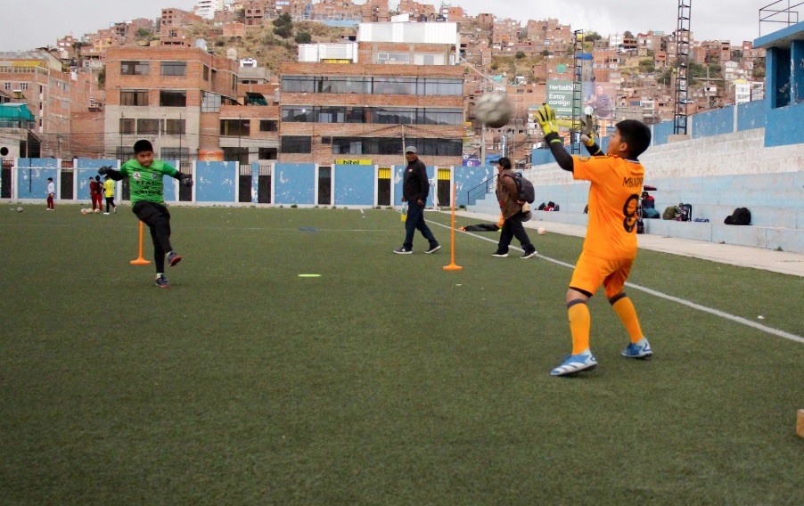 Municipalidad Provincial de Puno fortalece habilidades de más de 40 porteros en clínica deportiva
