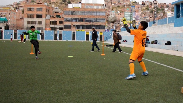 Municipalidad Provincial de Puno fortalece habilidades de más de 40 porteros en clínica deportiva