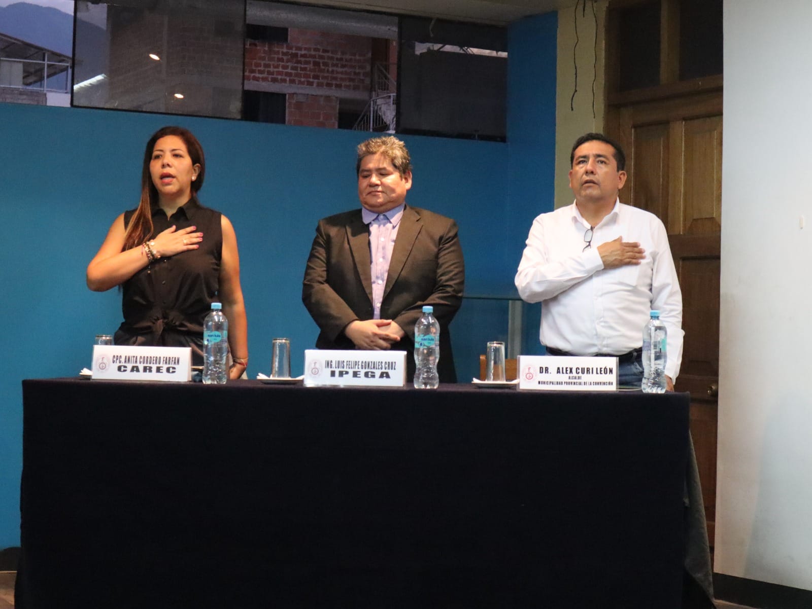 Entrega de certificados a beneficiarios del programa de capacitación de instalador de gas natural