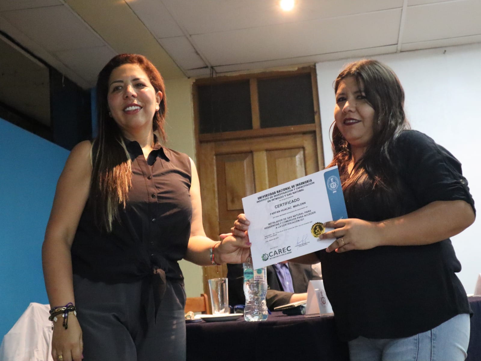 Entrega de certificados a beneficiarios del programa de capacitación de instalador de gas natural