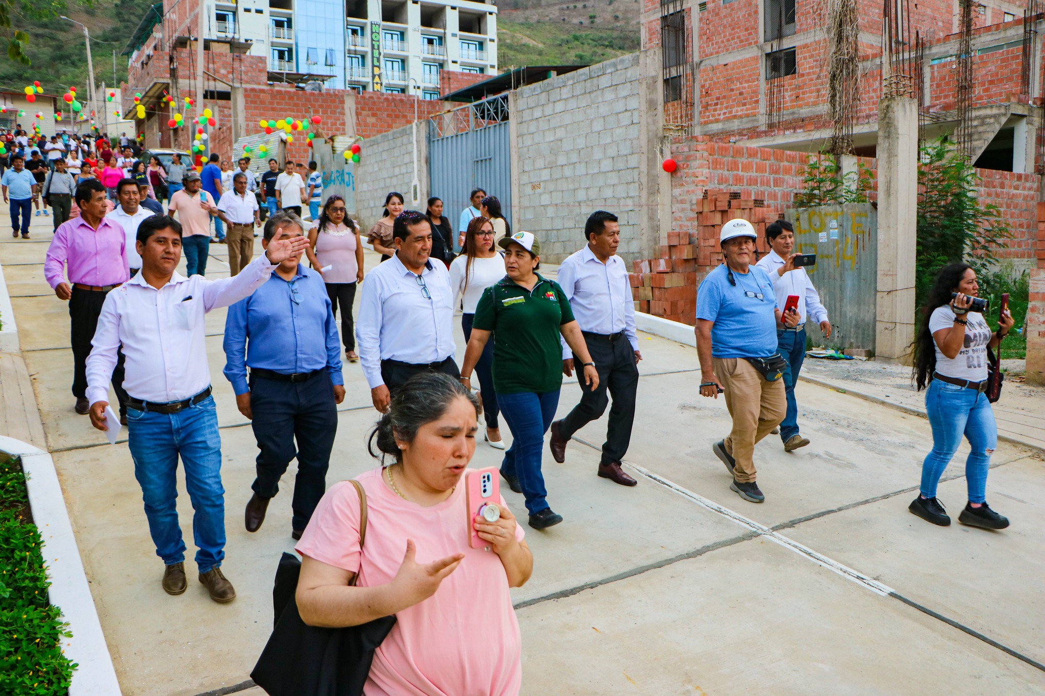 Alcalde y regidores entregan obras de pistas y veredas en el cono sur de Quillabamba por un valor de más de 2.8 millones de soles