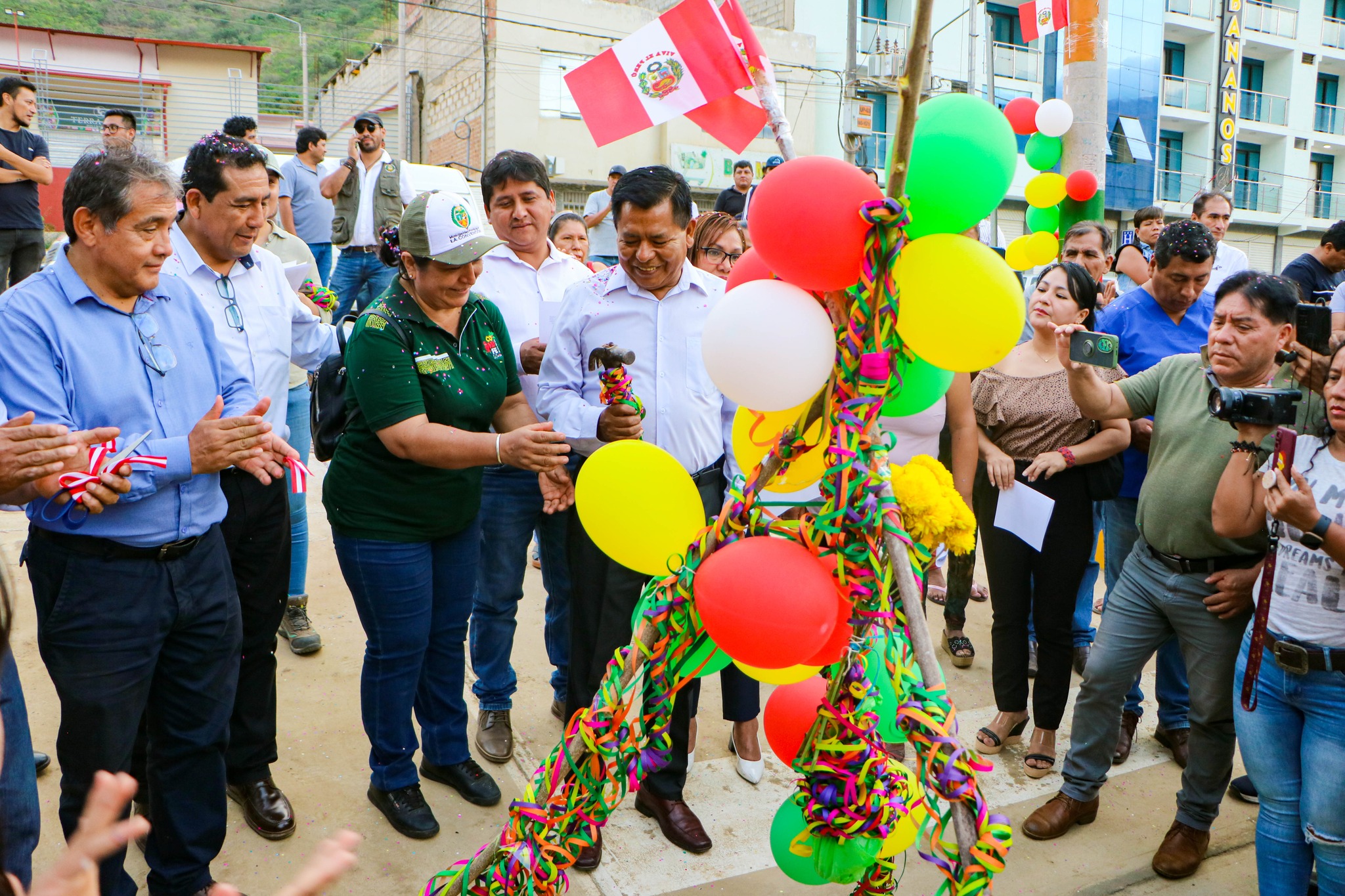 Alcalde y regidores entregan obras de pistas y veredas en el cono sur de Quillabamba por un valor de más de 2.8 millones de soles