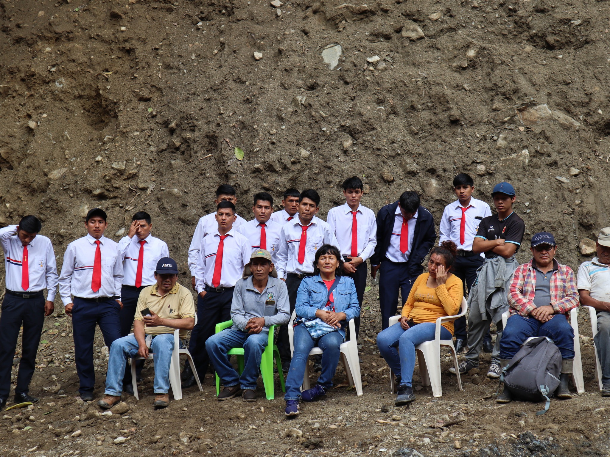 Regidores de la MPLC entregan mantenimiento de vía puente Poromate - Alto Poromate, obra anhelada por la comunidad