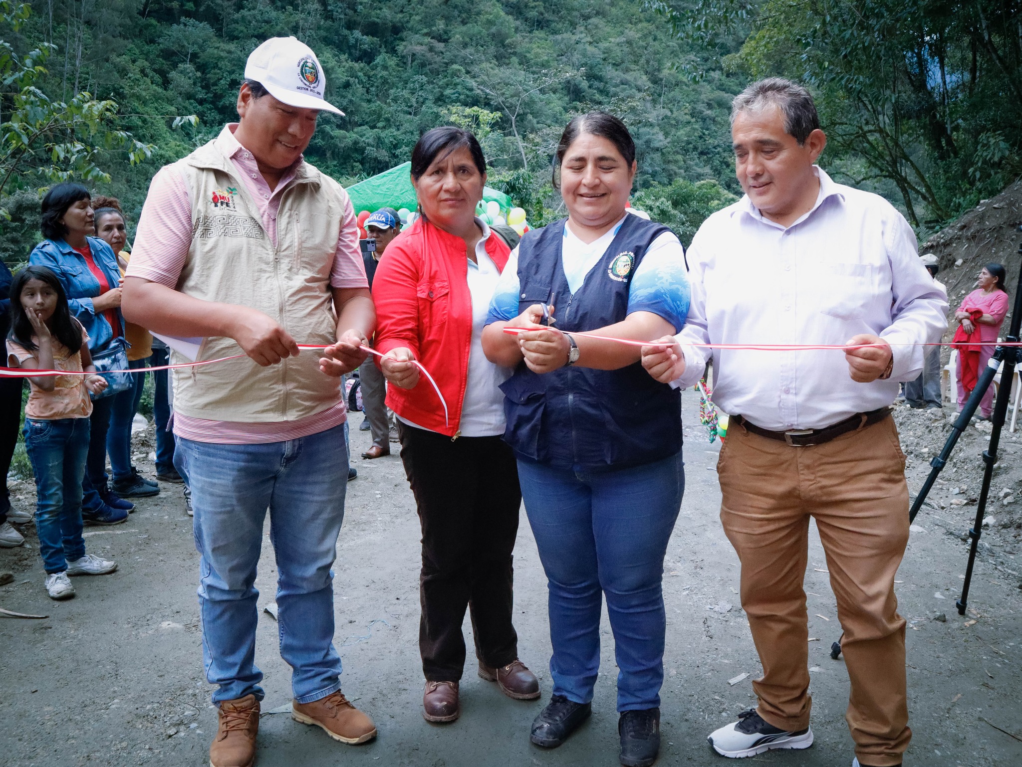 Regidores de la MPLC entregan mantenimiento de vía puente Poromate - Alto Poromate, obra anhelada por la comunidad