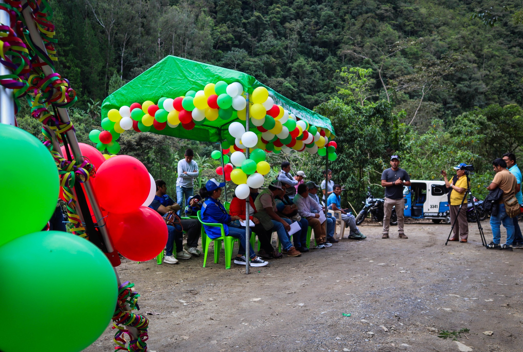 Regidores de la MPLC entregan mantenimiento de vía puente Poromate - Alto Poromate, obra anhelada por la comunidad
