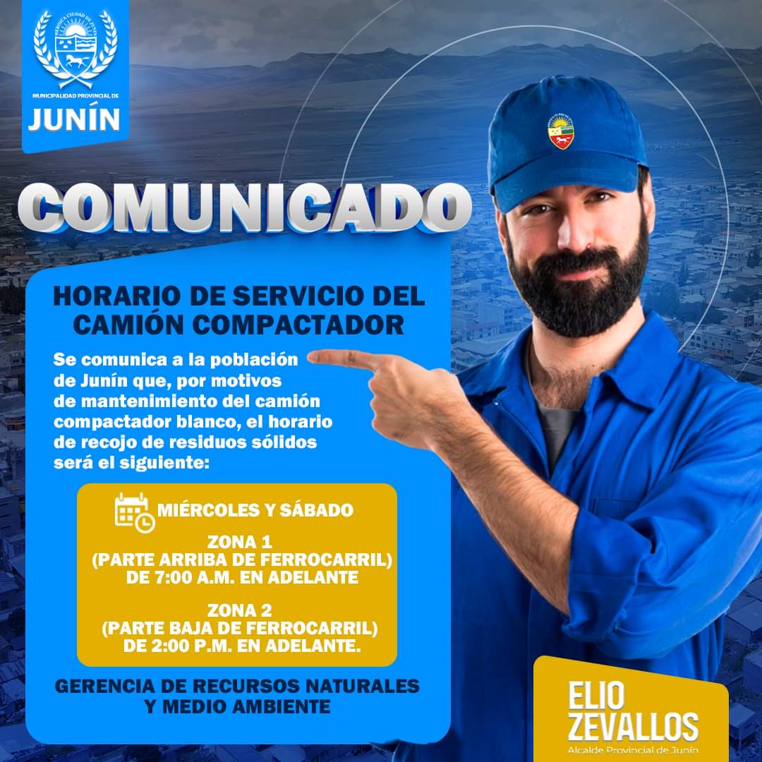 Señor señalando una información. 