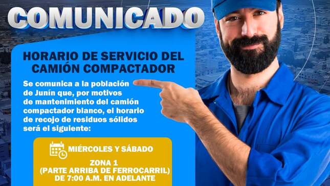 Señor señalando una información. 