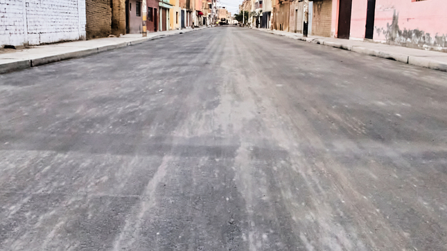 El Alcalde César Carranza Falla continúa con la misión de mejorar nuestra querida ciudad, llevando el asfalto a las calles más deterioradas. Estas vías, que antes representaban un desafío diario, están siendo renovadas con dedicación.
🎉 En este avance, compartimos la imprimación y asfaltado de:
🚧 Calle El Carmen  
🚧 Calle Chavín  
🚧 Calle San José  
🚧 Calle Maurtua  
Estamos ansiosos por culminar estas obras y poder recorrer juntos estas renovadas calles, saludando a cada vecino del cercado.
¡Sigamos construyendo una Chincha mejor, juntos! 💪✨