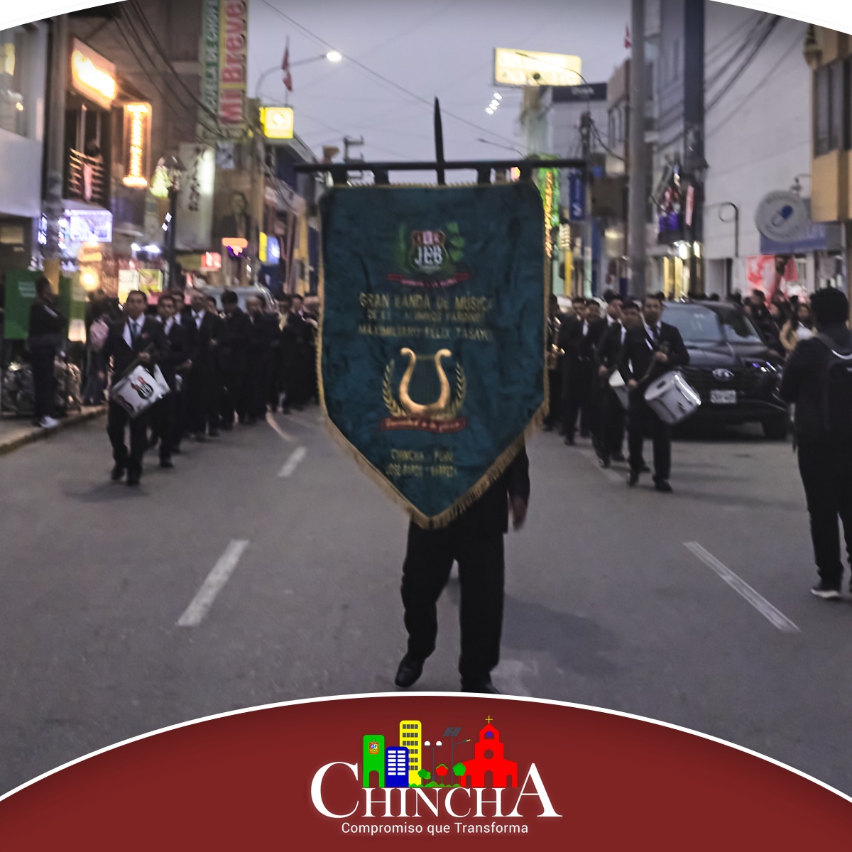 Después de un impecable desfile, nuestros talentosos músicos nos deleitaron con su destreza instrumental, presentando un repertorio impresionante que incluyó temas como:
1. El Provinciano (Vals)
2. Palmas y Música (Paso Doble)
3. Percal (Bolero)
🌟 La Plaza Mayor de Chincha se llenó de melodías y aplausos, celebrando el inmenso talento del grupo musical "Maximiliano Félix Tasayco", conformado por exestudiantes del colegio José Pardo y Barreda y dirigido por Ángel Carbajal Almeyda. 🌟
👏 ¡Felicitamos a estos artistas por su dedicación y por brindarnos una tarde inolvidable llena de música y emoción! 👏