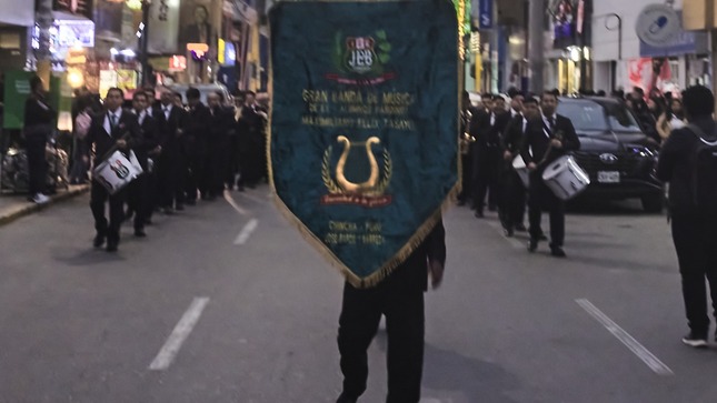 Después de un impecable desfile, nuestros talentosos músicos nos deleitaron con su destreza instrumental, presentando un repertorio impresionante que incluyó temas como:
1. El Provinciano (Vals)
2. Palmas y Música (Paso Doble)
3. Percal (Bolero)
🌟 La Plaza Mayor de Chincha se llenó de melodías y aplausos, celebrando el inmenso talento del grupo musical "Maximiliano Félix Tasayco", conformado por exestudiantes del colegio José Pardo y Barreda y dirigido por Ángel Carbajal Almeyda. 🌟
👏 ¡Felicitamos a estos artistas por su dedicación y por brindarnos una tarde inolvidable llena de música y emoción! 👏