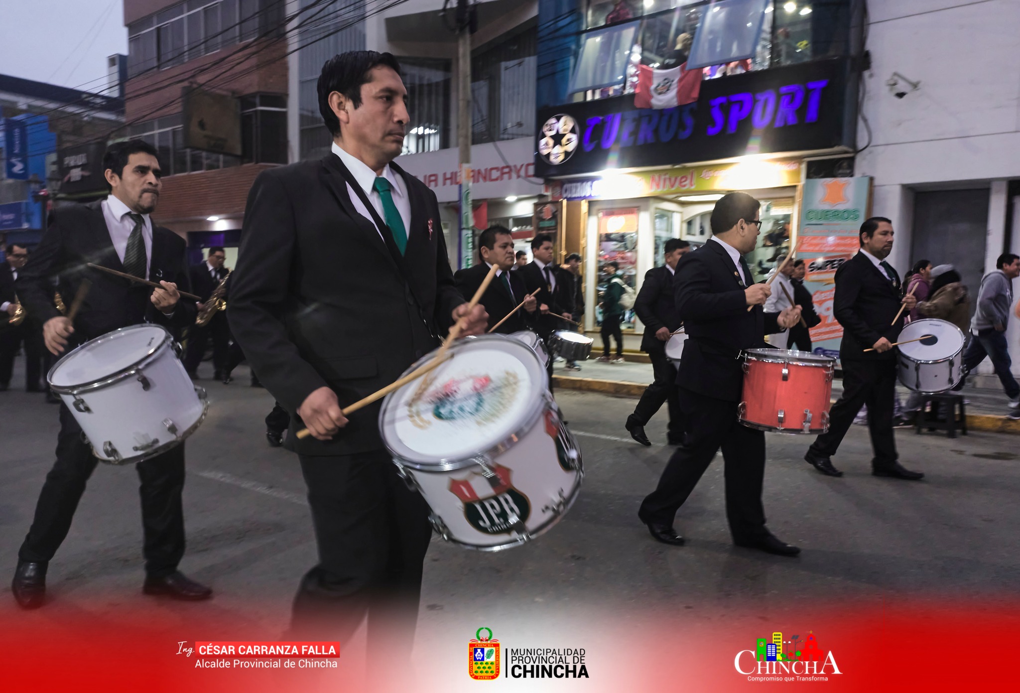 Después de un impecable desfile, nuestros talentosos músicos nos deleitaron con su destreza instrumental, presentando un repertorio impresionante que incluyó temas como:
1. El Provinciano (Vals)
2. Palmas y Música (Paso Doble)
3. Percal (Bolero)
🌟 La Plaza Mayor de Chincha se llenó de melodías y aplausos, celebrando el inmenso talento del grupo musical "Maximiliano Félix Tasayco", conformado por exestudiantes del colegio José Pardo y Barreda y dirigido por Ángel Carbajal Almeyda. 🌟
👏 ¡Felicitamos a estos artistas por su dedicación y por brindarnos una tarde inolvidable llena de música y emoción! 👏