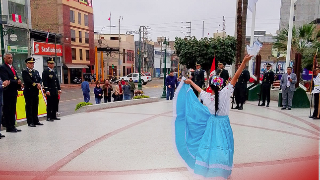 🇵🇪En el marco de la celebración de las fiestas patrias por los 203° aniversario de Independencia de nuestro Perú, esta mañana se realizó una ceremonia e izamiento de bandera en la plaza de armas de Chincha.
Esta solemne actividad contó con la participación de las autoridades locales y sociedad civil, entre ellos, el Subprefecto  provincial; Rudy León Zaa, las regidoras provinciales Consuelo Gilda Solari Bonifacio y Rosaura Ruiz Cueto; representantes de la PNP, instituciones educativas invitadas y los miembros de Junta Vecinal del AA-HH 15 de Agosto.
¡Viva Chincha y viva el Perú!