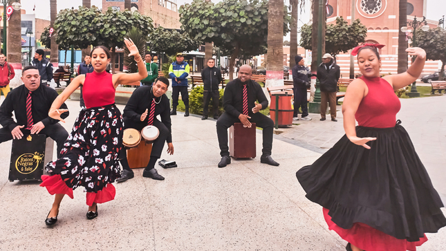 Nos complace compartir nuevamente un auténtico desayuno criollo con nuestros amigos de América. En esta ocasión especial, con motivo del mes patrio, el alcalde fue invitado a una entrevista en la histórica Plaza de Armas de Chincha. Nuestro querido líder, César Carranza, no dudó en recibir a nuestros invitados con la calidez y alegría que nos caracteriza.
Acompañado por el inigualable Mamaine y un talentoso grupo de músicos, la plaza se llenó del vibrante espíritu chinchano. Juntos, disfrutamos de la música, la tradición y la buena compañía, celebrando nuestras raíces y la riqueza cultural de Chincha.
¡Viva Chincha y viva el Perú!
