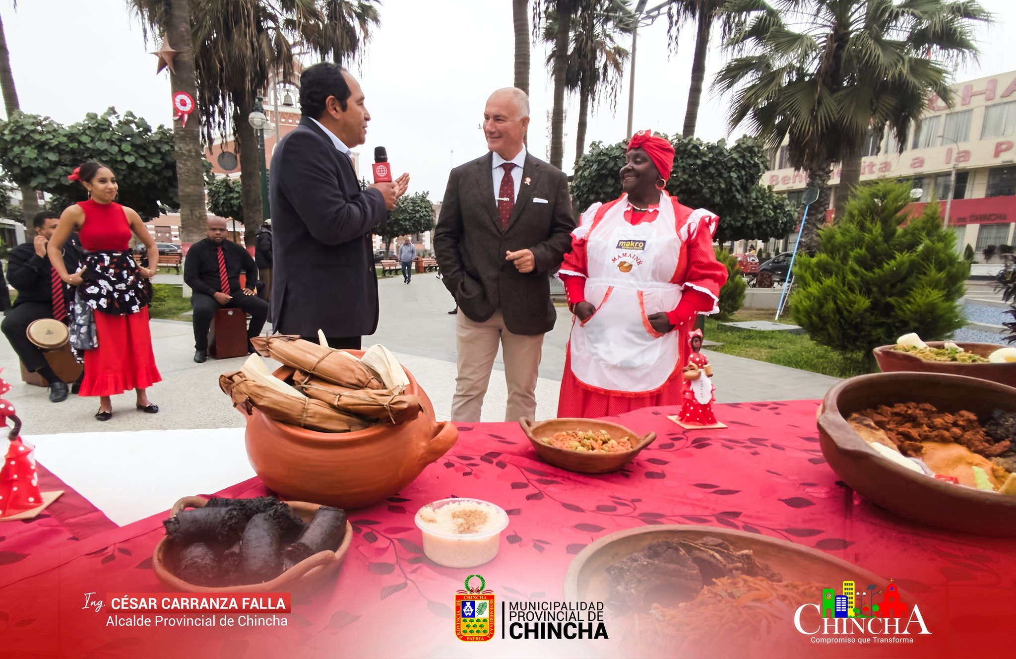 Nos complace compartir nuevamente un auténtico desayuno criollo con nuestros amigos de América. En esta ocasión especial, con motivo del mes patrio, el alcalde fue invitado a una entrevista en la histórica Plaza de Armas de Chincha. Nuestro querido líder, César Carranza, no dudó en recibir a nuestros invitados con la calidez y alegría que nos caracteriza.
Acompañado por el inigualable Mamaine y un talentoso grupo de músicos, la plaza se llenó del vibrante espíritu chinchano. Juntos, disfrutamos de la música, la tradición y la buena compañía, celebrando nuestras raíces y la riqueza cultural de Chincha.
¡Viva Chincha y viva el Perú!
