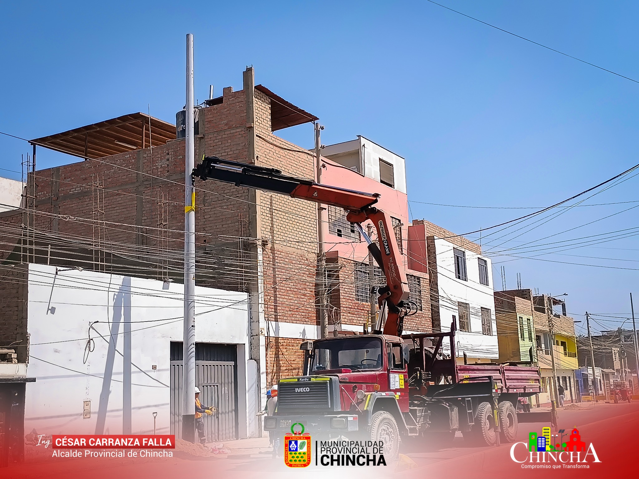 La Municipalidad Provincial de Chincha que dirige el alcalde ๐๐ฃ๐. ๐พ๐ฬ๐จ๐๐ง ๐พ๐๐ง๐ง๐๐ฃ๐ฏ๐ ๐๐๐ก๐ก๐, continua como parte del plan de acciones para mejorar las principales vรญas de nuestra ciudad, la instalaciรณn de postes 13 mts de altura para la colocaciรณn de la iluminaciรณn fotovoltaicos (paneles solares) para mejorar el alumbrado pรบblico de nuestra provincia, es asรญ, que se viene ejecutando la obra โ ๐ ๐๐๐ข๐ฅ๐๐ ๐๐๐ก๐ง๐ข ๐ฌ ๐๐ ๐ฃ๐๐๐๐๐๐ข๐ก ๐๐ ๐๐ข๐ฆ ๐ฆ๐๐ฅ๐ฉ๐๐๐๐ข๐ฆ ๐ฃ๐จฬ๐๐๐๐๐ข๐ฆ ๐๐ ๐๐ก๐ง๐๐๐ฅ๐๐๐๐ขฬ๐ก ๐๐๐ข๐ก๐ขฬ๐ ๐๐๐ ๐ฆ๐ข๐๐๐๐ ๐๐ก ๐ฃ๐ฅ๐๐ก๐๐๐ฃ๐๐๐๐ฆ ๐ฉ๐๐๐ฆ โ.
Este proyecto considera la instalaciรณn de luminarias solares en las siguientes vรญas: ๐๐ฉ. ๐ฆ๐๐ก ๐๐๐๐๐๐ข๐ก๐ฆ๐ข, ๐๐ฉ. ๐๐ ๐ฉ๐๐๐ง๐ข๐ฅ๐๐, ๐๐ฉ. ๐๐จ๐๐ฆ ๐ ๐๐ฆ๐ฆ๐๐ฅ๐ข, ๐๐ฉ. ๐๐ฅ๐๐ก๐๐๐๐ฆ, ๐ฃ๐๐๐ญ๐ ๐๐ ๐๐ ๐๐ฅ๐๐ข๐๐๐๐, ๐ฃ๐๐ฅ๐ค๐จ๐ ๐๐๐ก๐๐๐ฅ๐๐ข๐ฆ ๐ญ, ๐ฃ๐๐ฅ๐ค๐จ๐ ๐๐๐ก๐๐๐ฅ๐๐ข๐ฆ ๐ฎ. Esta inversiรณn municipal de iluminaciรณn solar fotovoltaico es una propuesta de innovaciรณn que se viene ejecutando en la provincia de Chincha, la misma que no depende del servicio elรฉctrico de la empresa privada, debido a que su iluminaciรณn se genera y alimenta de la radiaciรณn del dรญa, permitiendo asรญ su normal funcionamiento sin costo econรณmico alguno ante la empresa elรฉctrica, ademรกs ayudarรก a proteger el medio ambiente utilizando energรญa limpia.
La iluminaciรณn de paneles fotovoltaico (solar), tambiรฉn ayudarรก a generar mayor tranquilidad y seguridad a los vecinos y transportista que transitan por estas plazas y vรญas de nuestra provincia.