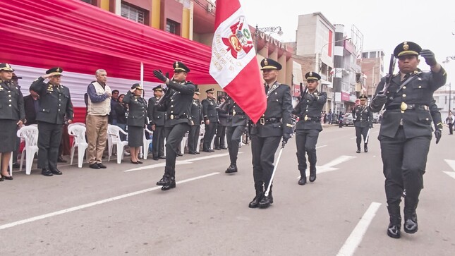 La División Policial de Chincha organizó un concurso de desfiles cívicos escolares entre las instituciones educativas de la provincia en conmemoración del próximo 203 aniversario de nuestra independencia. El evento contó con la participación de autoridades de la Policía Nacional del Perú, incluidos comisarios y tenientes, así como del subprefecto y otros funcionarios locales. Estas autoridades, junto con el Mayor Rocío Palomino Choque y el Teniente Jonathan Suclupe Aldana, integraron el jurado del concurso.
Se agradece a todas las escuelas que participaron en este evento.
**Resultados:**
- **🥇 Puesto:** Andrés Avelino Cáceres
- **🥈 Puesto:** 22268 Sunampe