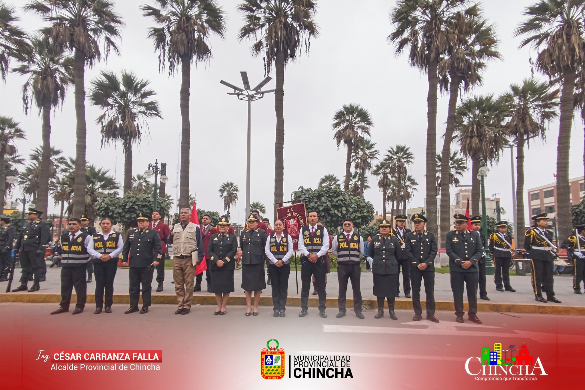 La División Policial de Chincha organizó un concurso de desfiles cívicos escolares entre las instituciones educativas de la provincia en conmemoración del próximo 203 aniversario de nuestra independencia. El evento contó con la participación de autoridades de la Policía Nacional del Perú, incluidos comisarios y tenientes, así como del subprefecto y otros funcionarios locales. Estas autoridades, junto con el Mayor Rocío Palomino Choque y el Teniente Jonathan Suclupe Aldana, integraron el jurado del concurso.
Se agradece a todas las escuelas que participaron en este evento.
**Resultados:**
- **🥇 Puesto:** Andrés Avelino Cáceres
- **🥈 Puesto:** 22268 Sunampe