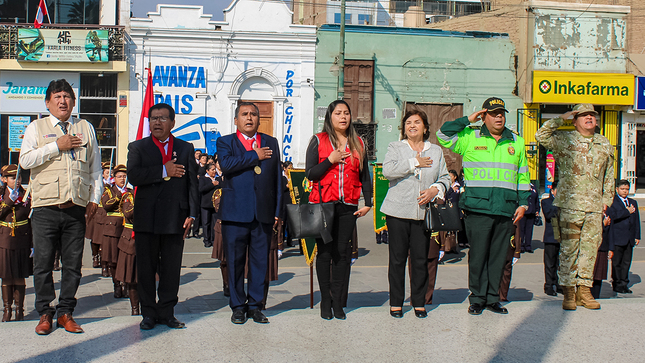 Esta mañana, se rindió honores a nuestros símbolos patrios con el tradicional #IzamientodeBandera. Esta ceremonia reunió a autoridades locales e instituciones educativas de nuestra ciudad.
Entres las instituciones participantes estuvieron representantes de la Sub prefectura de San Pedro de Huacarpana y San Juan de Yanac, Municipalidad Provincial de Chincha, Policía Nacional del Perú, Hospital San José de Chincha, I.E.P San Jorge entre otros.
