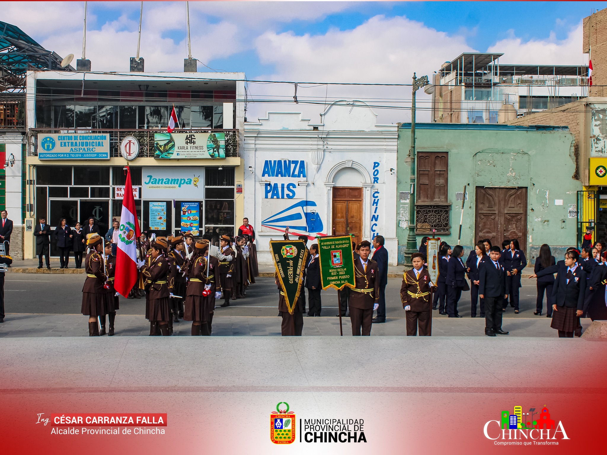Esta mañana, se rindió honores a nuestros símbolos patrios con el tradicional #IzamientodeBandera. Esta ceremonia reunió a autoridades locales e instituciones educativas de nuestra ciudad.
Entres las instituciones participantes estuvieron representantes de la Sub prefectura de San Pedro de Huacarpana y San Juan de Yanac, Municipalidad Provincial de Chincha, Policía Nacional del Perú, Hospital San José de Chincha, I.E.P San Jorge entre otros.