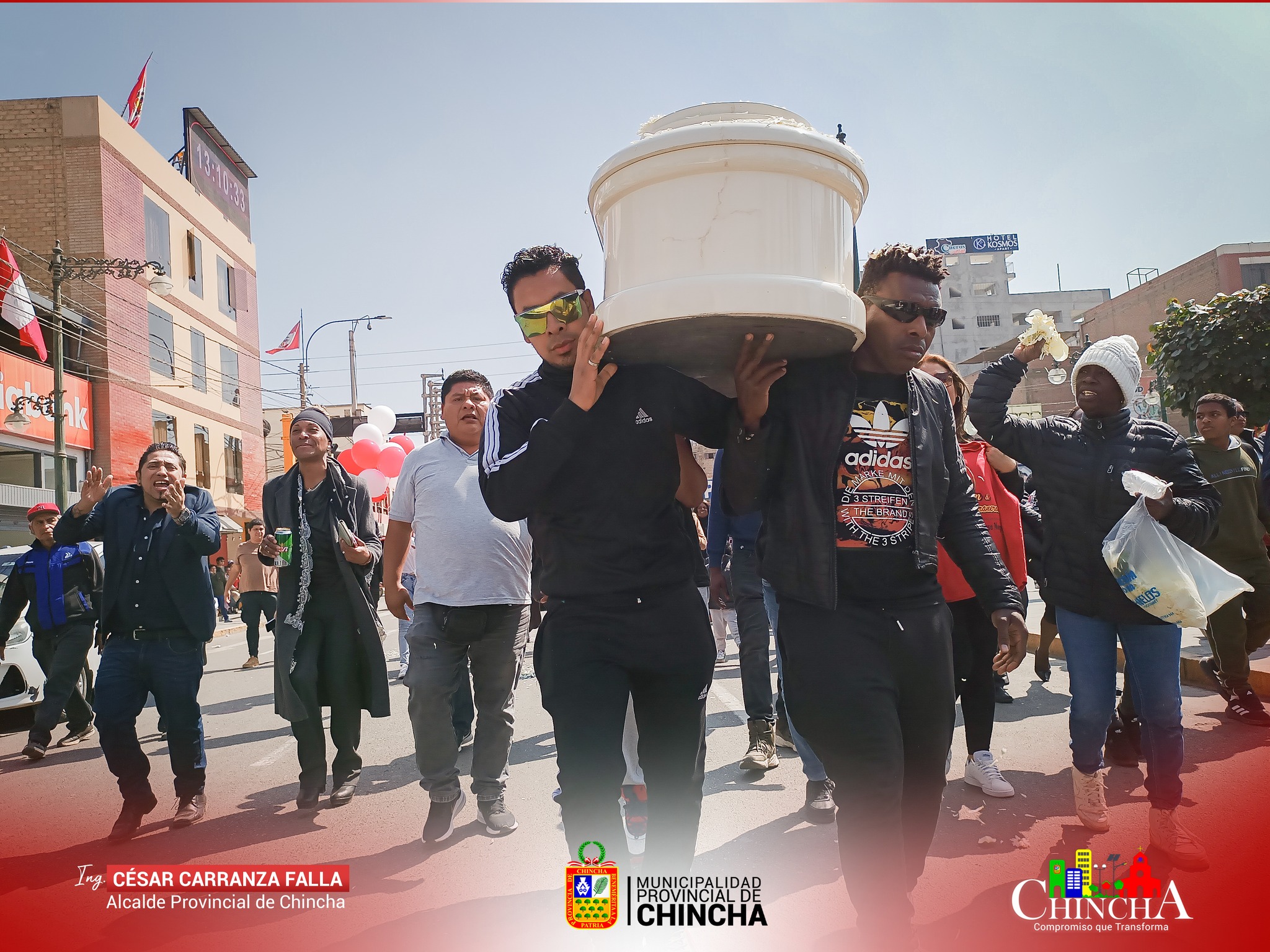 La Municipalidad Provincial de Chincha rindió un sentido homenaje póstumo a Manuel Manzanares, en la plaza de armas de la ciudad. Entre aplausos y cánticos fue despedido "Manolin" de los peloteros Jaraneros.
El Alcalde, Cesar Carranza Falla, plana de regidores, funcionarios y trabajadores se suman al dolor por su irreparable partida.
Dios lo tenga en su gloria eterna.