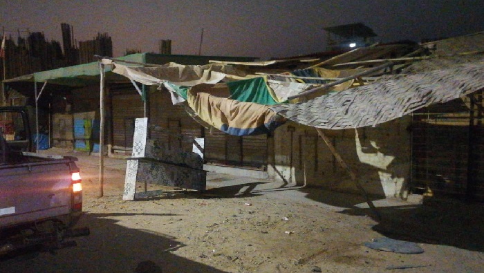 Retiran estructuras metálicas