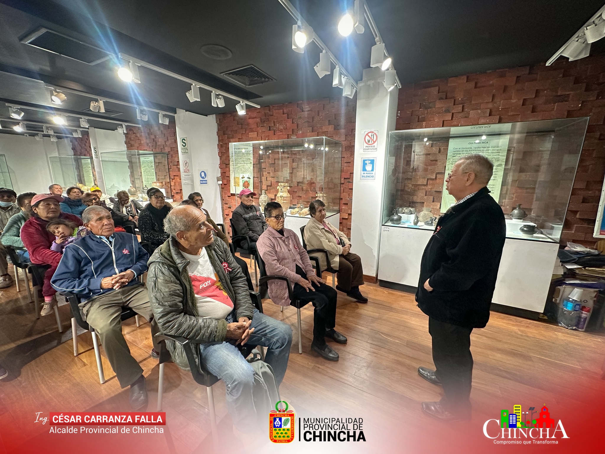 🔰Desde tempranas horas de la mañana, la oficina de pensión 65, buscando revalorizar y darle la motivación a nuestros adultos mayores, realizó un recorrido en el Museo Regional de Chincha. El historiador Santiago Perona, acompañó y explicó cada uno de las artesanías y los restos arqueológicos que se encuentran en este lugar.
Con estas acciones la entidad municipal continúa trabajando por nuestros adultos mayores para brindarles una mejor calidad de vida y no perder las sapiencia que cada uno tiene.