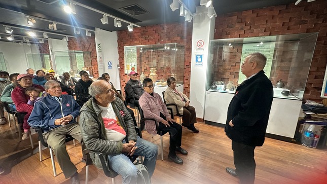 🔰Desde tempranas horas de la mañana, la oficina de pensión 65, buscando revalorizar y darle la motivación a nuestros adultos mayores, realizó un recorrido en el Museo Regional de Chincha. El historiador Santiago Perona, acompañó y explicó cada uno de las artesanías y los restos arqueológicos que se encuentran en este lugar.
Con estas acciones la entidad municipal continúa trabajando por nuestros adultos mayores para brindarles una mejor calidad de vida y no perder las sapiencia que cada uno tiene.