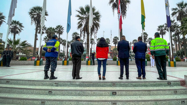 Esta mañana, en una actividad cívica, se rindió honores a nuestros símbolos patrios con el tradicional #IzamientodeBandera. Esta ceremonia reunió a autoridades locales 