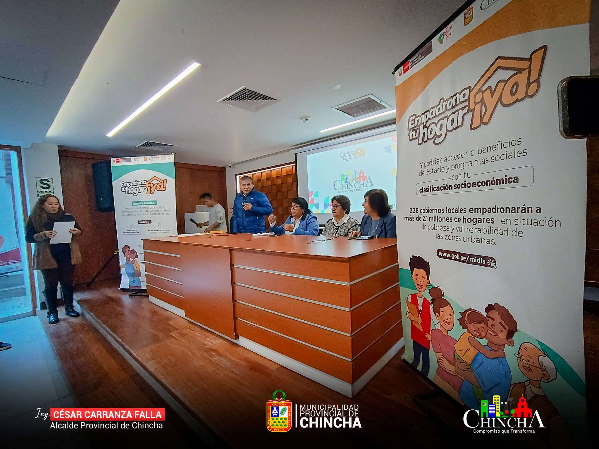 En una importante ceremonia, la Municipalidad Provincial de Chincha realizó un importante reconocimiento a los miembros de la Unidad Local de Empadronamiento (ULE). Este grupo estuvo a cargo del programa de empadronamiento masivo barrido 2024, actividad que realizaron con total éxito.
Esta actividad estuvo dirigida por los regidores provinciales, Silvia Barrios Valenzuela, Luis Ortiz Salhuana y Elena Carbo Travi de Modonese, quienes mostraron su agradecimiento con todo el equipo de empadronadores por las metas alcanzadas.