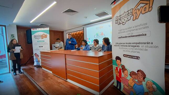 En una importante ceremonia, la Municipalidad Provincial de Chincha realizó un importante reconocimiento a los miembros de la Unidad Local de Empadronamiento (ULE). Este grupo estuvo a cargo del programa de empadronamiento masivo barrido 2024, actividad que realizaron con total éxito.
Esta actividad estuvo dirigida por los regidores provinciales, Silvia Barrios Valenzuela, Luis Ortiz Salhuana y Elena Carbo Travi de Modonese, quienes mostraron su agradecimiento con todo el equipo de empadronadores por las metas alcanzadas.