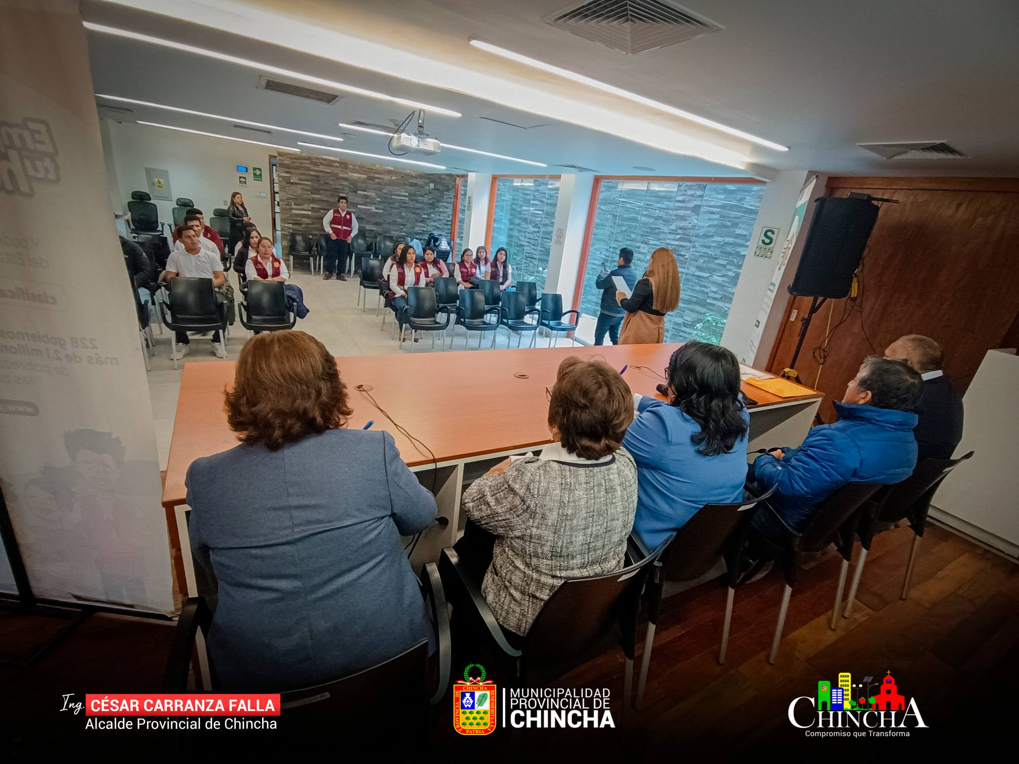 En una importante ceremonia, la Municipalidad Provincial de Chincha realizó un importante reconocimiento a los miembros de la Unidad Local de Empadronamiento (ULE). Este grupo estuvo a cargo del programa de empadronamiento masivo barrido 2024, actividad que realizaron con total éxito.
Esta actividad estuvo dirigida por los regidores provinciales, Silvia Barrios Valenzuela, Luis Ortiz Salhuana y Elena Carbo Travi de Modonese, quienes mostraron su agradecimiento con todo el equipo de empadronadores por las metas alcanzadas.