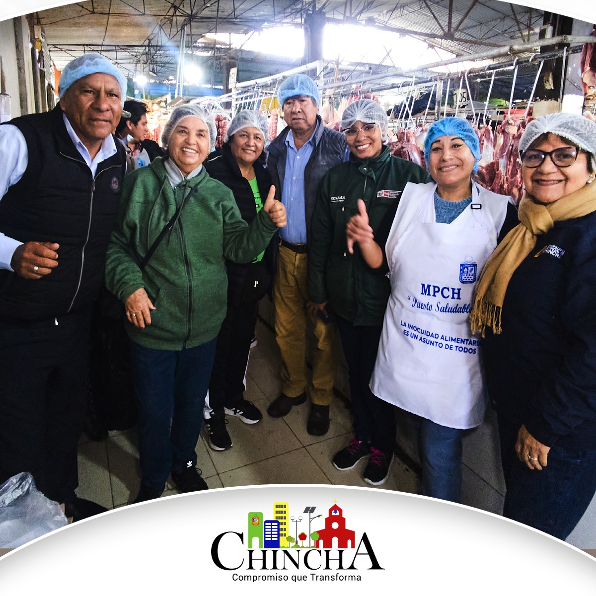 La Municipalidad Provincial de Chincha (MPCH) continúa fortaleciendo sus funciones de salubridad según la NTS N° 205-MINSA/DIGESA-2023. A través de la Subgerencia de Saneamiento, Salud y Gestión Ambiental, y en el marco del Plan de Inocuidad de los Alimentos, se entregaron indumentarias a los comerciantes del mercado ferial de Chincha.
Los regidores Gilda Solari, Luis Ortiz, Elena de Carbo y Silvia Barrios encabezaron la actividad, destacando la implementación de prácticas saludables, como mesas de acero inoxidable, picadores de plástico y tocas. Además, el representante de Senasa tomó muestras de carne para su posterior estudio.
Estas acciones buscan mejorar la manipulación de alimentos y proteger la salud pública, avanzando hacia una ciudad más saludable con cada paso.