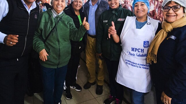 La Municipalidad Provincial de Chincha (MPCH) continúa fortaleciendo sus funciones de salubridad según la NTS N° 205-MINSA/DIGESA-2023. A través de la Subgerencia de Saneamiento, Salud y Gestión Ambiental, y en el marco del Plan de Inocuidad de los Alimentos, se entregaron indumentarias a los comerciantes del mercado ferial de Chincha.
Los regidores Gilda Solari, Luis Ortiz, Elena de Carbo y Silvia Barrios encabezaron la actividad, destacando la implementación de prácticas saludables, como mesas de acero inoxidable, picadores de plástico y tocas. Además, el representante de Senasa tomó muestras de carne para su posterior estudio.
Estas acciones buscan mejorar la manipulación de alimentos y proteger la salud pública, avanzando hacia una ciudad más saludable con cada paso.