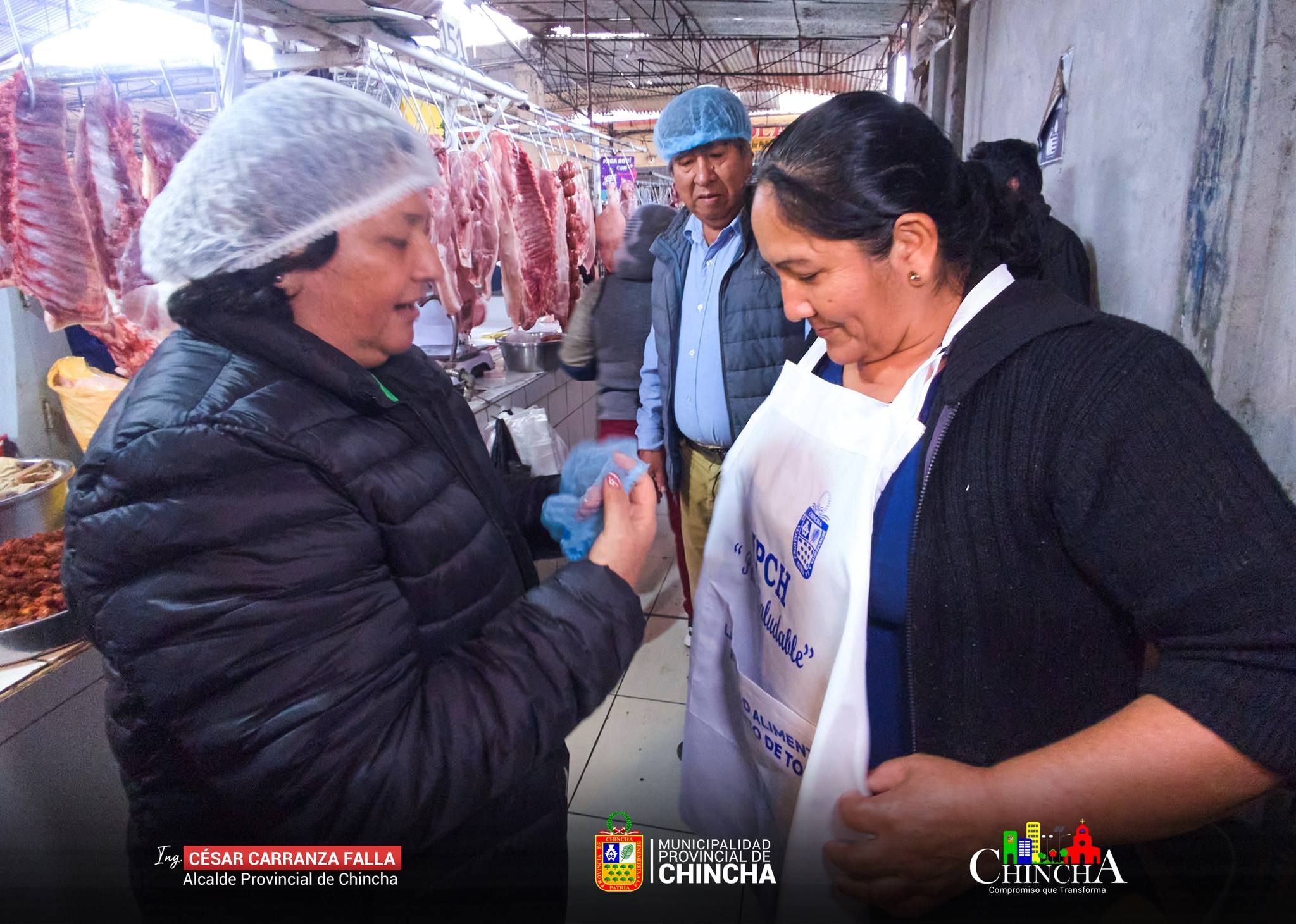 La Municipalidad Provincial de Chincha (MPCH) continúa fortaleciendo sus funciones de salubridad según la NTS N° 205-MINSA/DIGESA-2023. A través de la Subgerencia de Saneamiento, Salud y Gestión Ambiental, y en el marco del Plan de Inocuidad de los Alimentos, se entregaron indumentarias a los comerciantes del mercado ferial de Chincha.
Los regidores Gilda Solari, Luis Ortiz, Elena de Carbo y Silvia Barrios encabezaron la actividad, destacando la implementación de prácticas saludables, como mesas de acero inoxidable, picadores de plástico y tocas. Además, el representante de Senasa tomó muestras de carne para su posterior estudio.
Estas acciones buscan mejorar la manipulación de alimentos y proteger la salud pública, avanzando hacia una ciudad más saludable con cada paso.